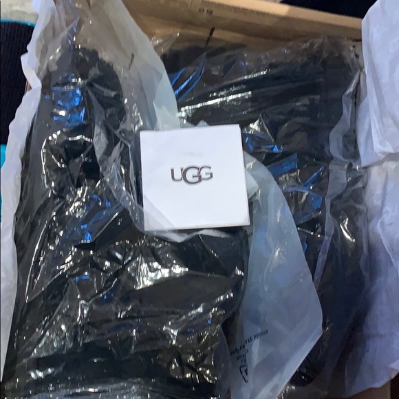 •SOLD• UGG Black Mini Bailey Fluff Buckle - Picture 10 of 11